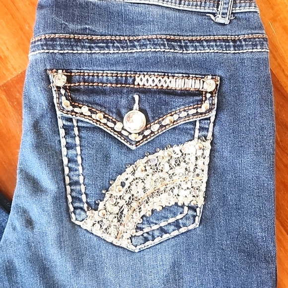 BOOTCUT Jeans w/ Jeweled Back Pockets & Front Button😍 Some Stretch, Size 6👌 - Picture 2 of 7